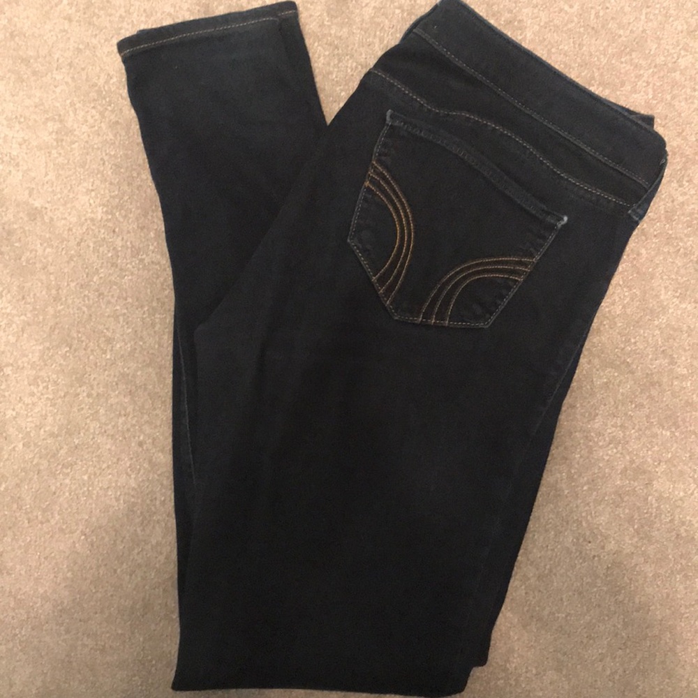 Size 9, dark wash Hollister skinny jeans!